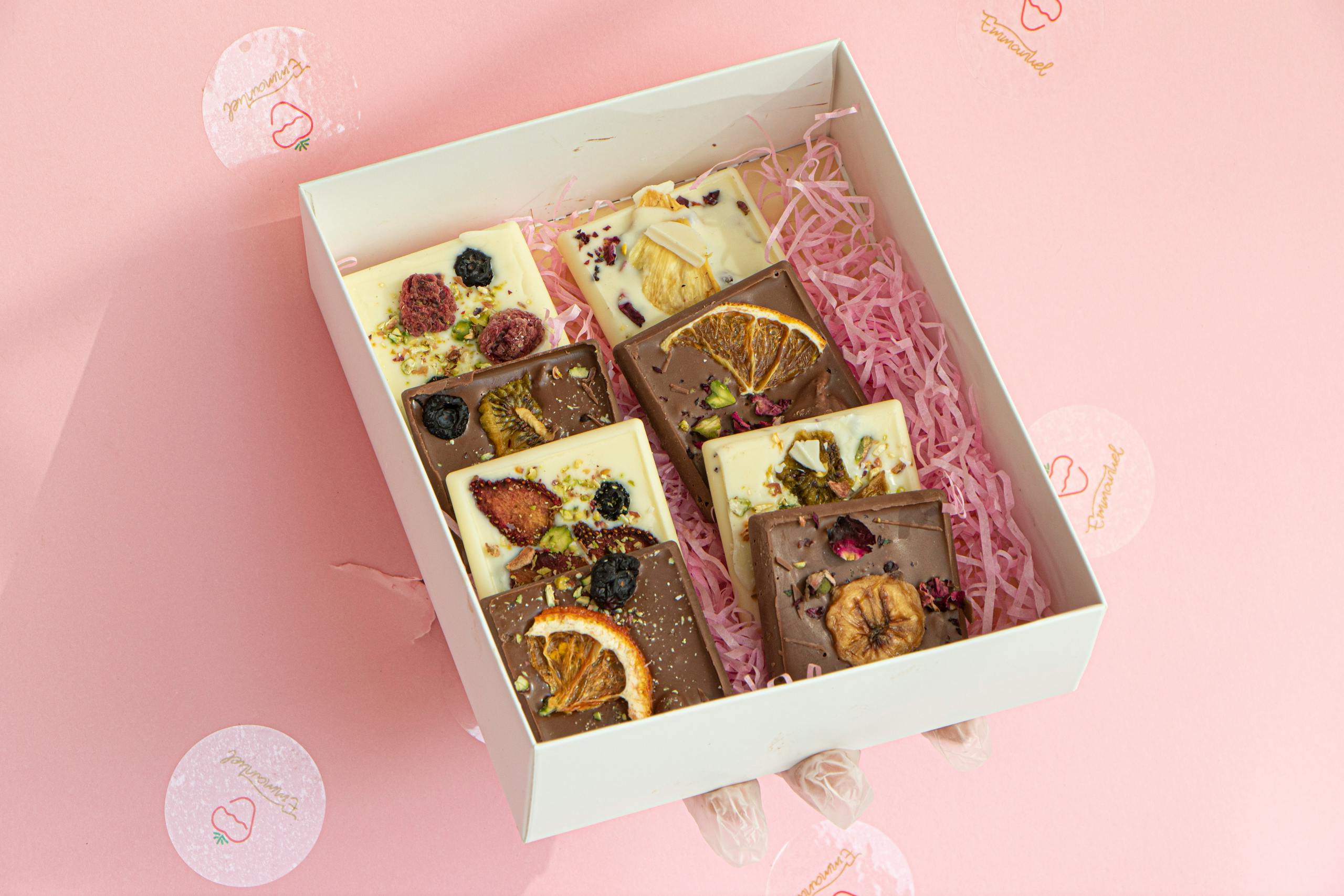 Doos met luxe chocoladerepen met gedroogd fruit als cadeau voor een collega