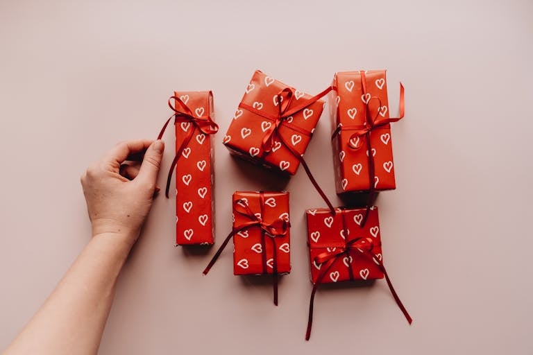 Rood ingepakte, kleine cadeaus. Perfect voor een teamcadeau.