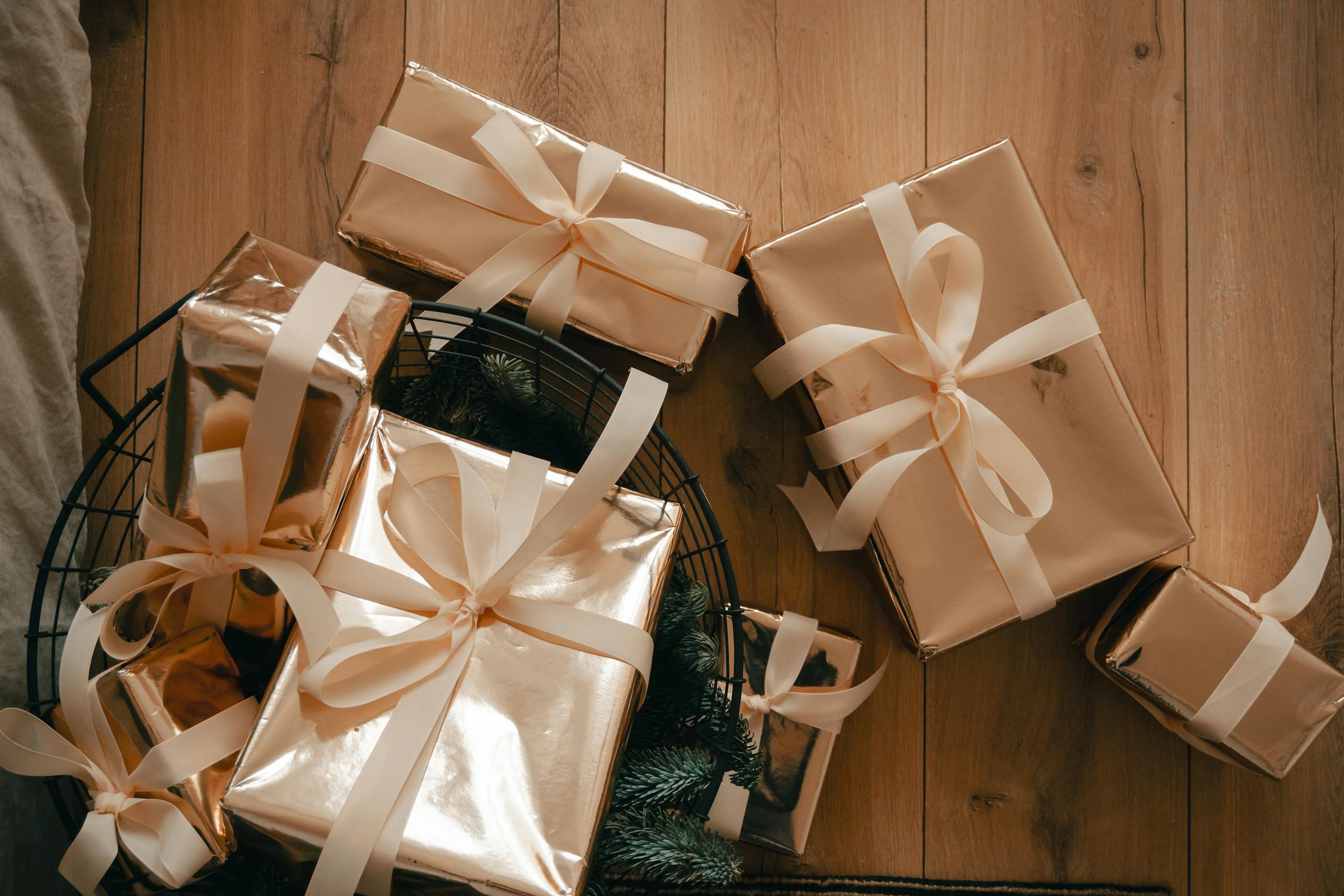 Goud ingepakte cadeaus van bovenaf gefotografeerd